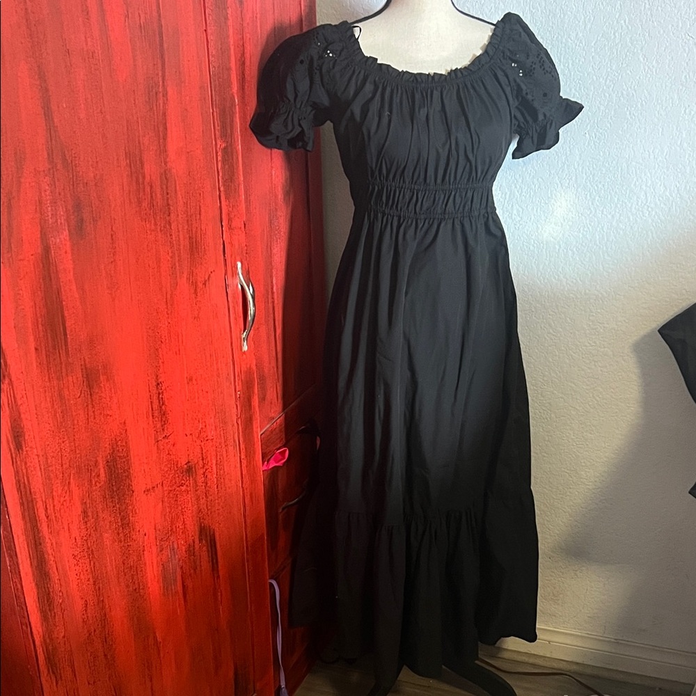 Chic Black Maxi Dress with Puff Sleeves